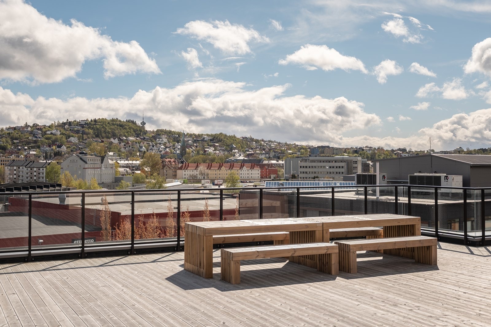 Det er også verdt å nevne at sameiet byr på en takterrasse til disposisjon for beboerne - kun en heistur unna. Galleribilde