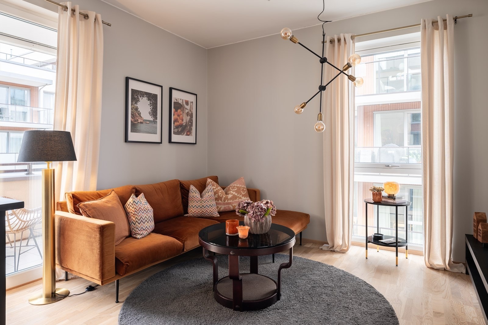 Leiligheten byr på åpen stue- og kjøkkenløsning, balkong, to soverom, bad, entré. Det medfølger også bod i kjeller for ekstra med lagringsplass. Galleribilde
