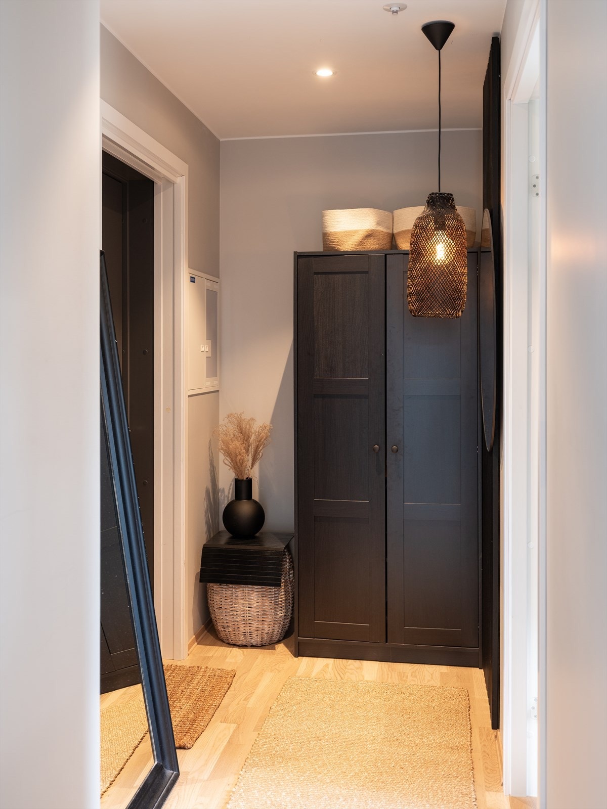 Innbydende entré på 4m² med god plass til oppbevaring av både sko og yttertøy. Galleribilde