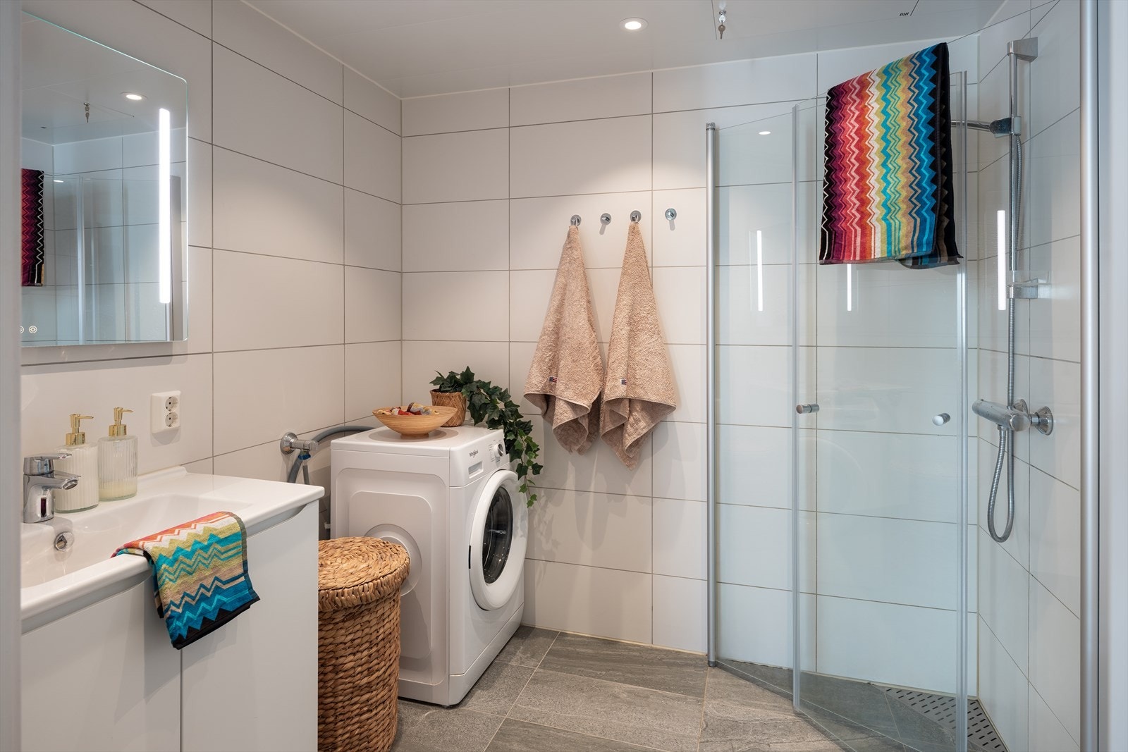 Pent og flislagt bad på 4,5m² med behagelig gulvvarme. Galleribilde