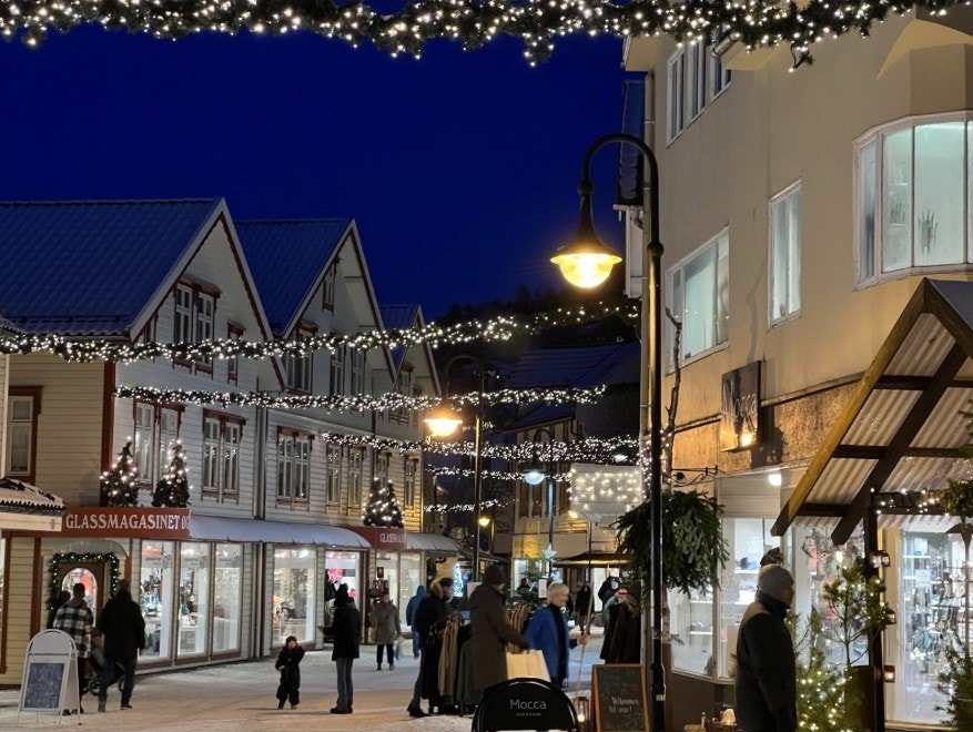 Gågaten i Egersund sentrum er tilrettelagt for folk i alle aldrer.. Bilde hentet fra julebyen.no Galleribilde
