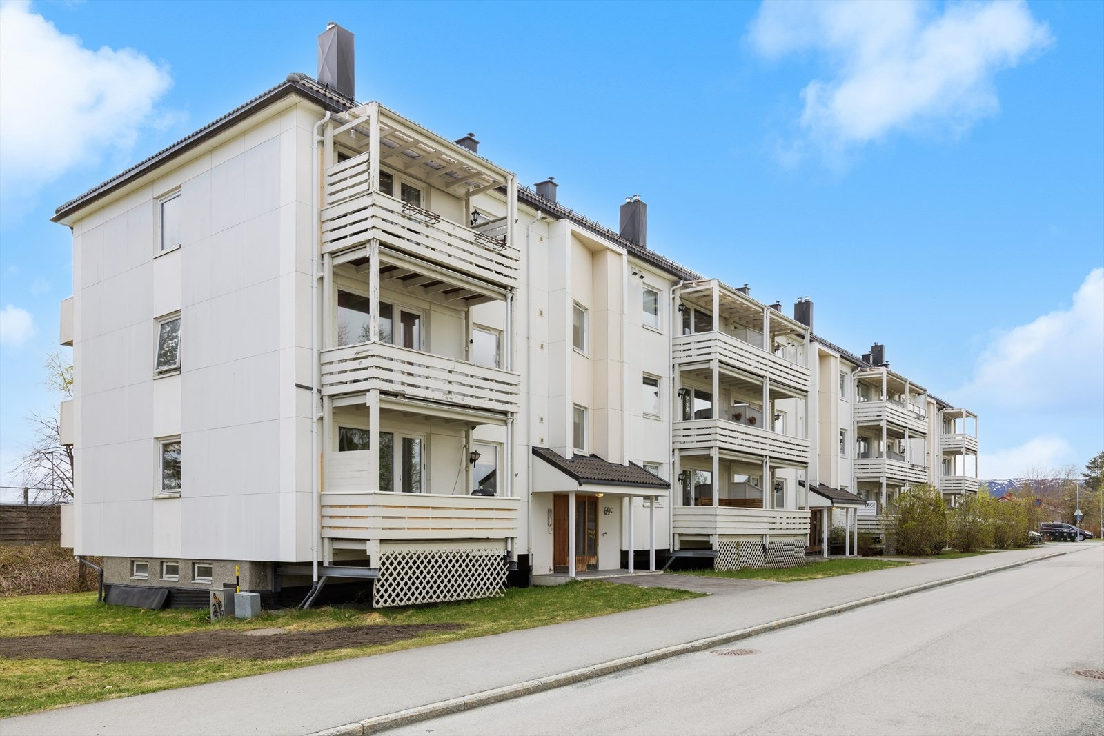 Fasaden til boligblokken ble rehabilitert på 90 - tallet og er av et tidløst utseende. Galleribilde