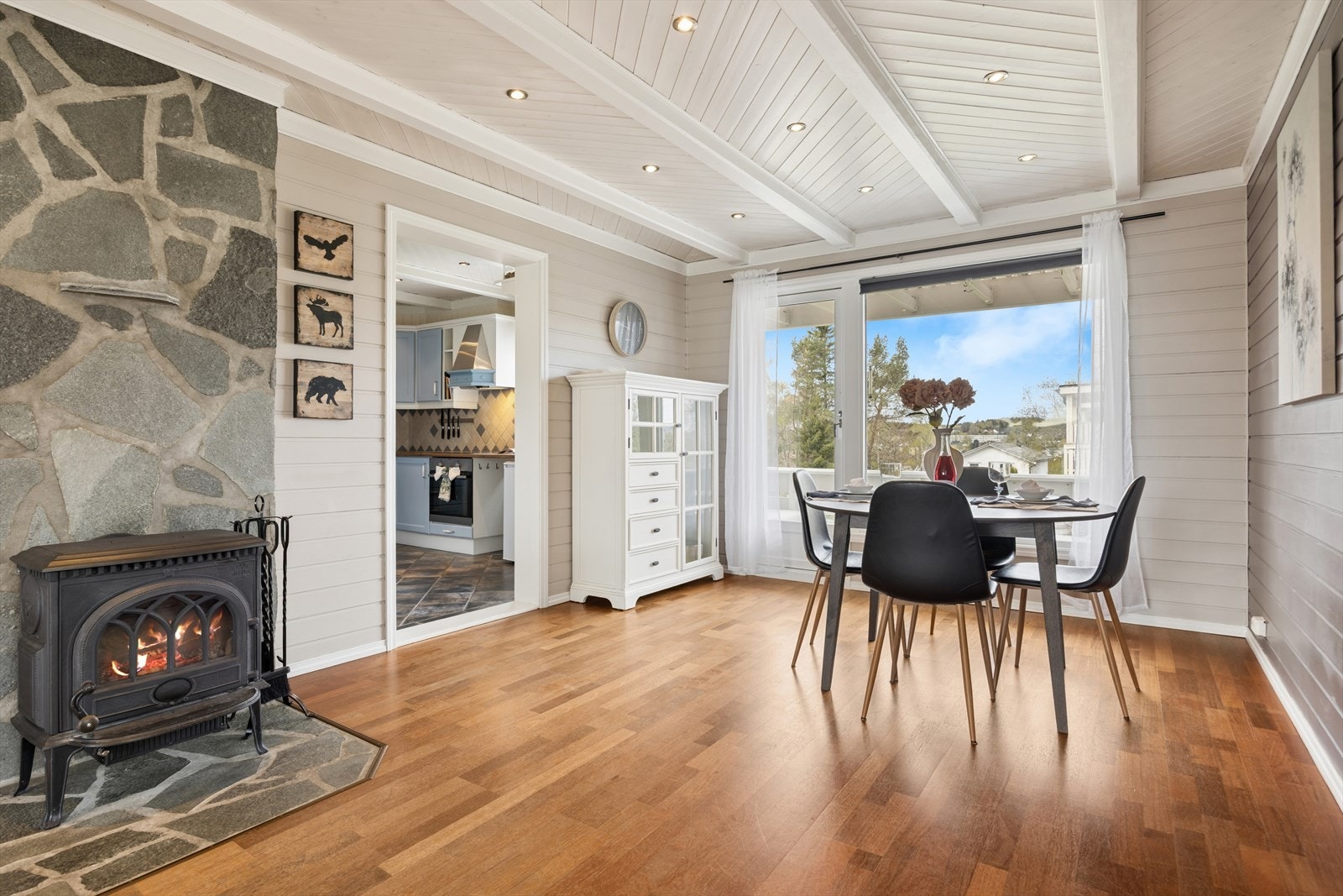 Parkett på gulv, malt trepanel på vegger og malt trepanel med synlige åser i himling. Galleribilde