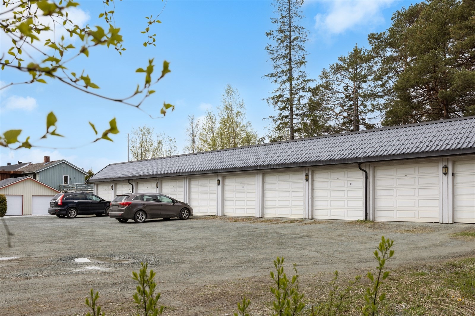 Leiligheten disponerer egen garasje, beboere har tilgang til gjesteparkering med 4 parkeringsplasser. Galleribilde