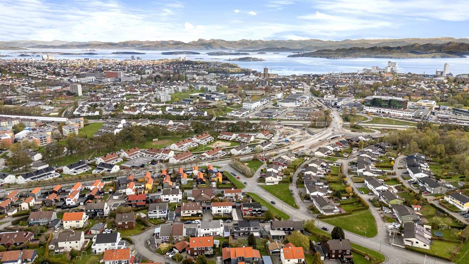 Auglend skole ligger innen 10 minutters gangavstand. Dagligvarebutikken Kiwi ligger innen 4 minutters gangavstand Galleribilde