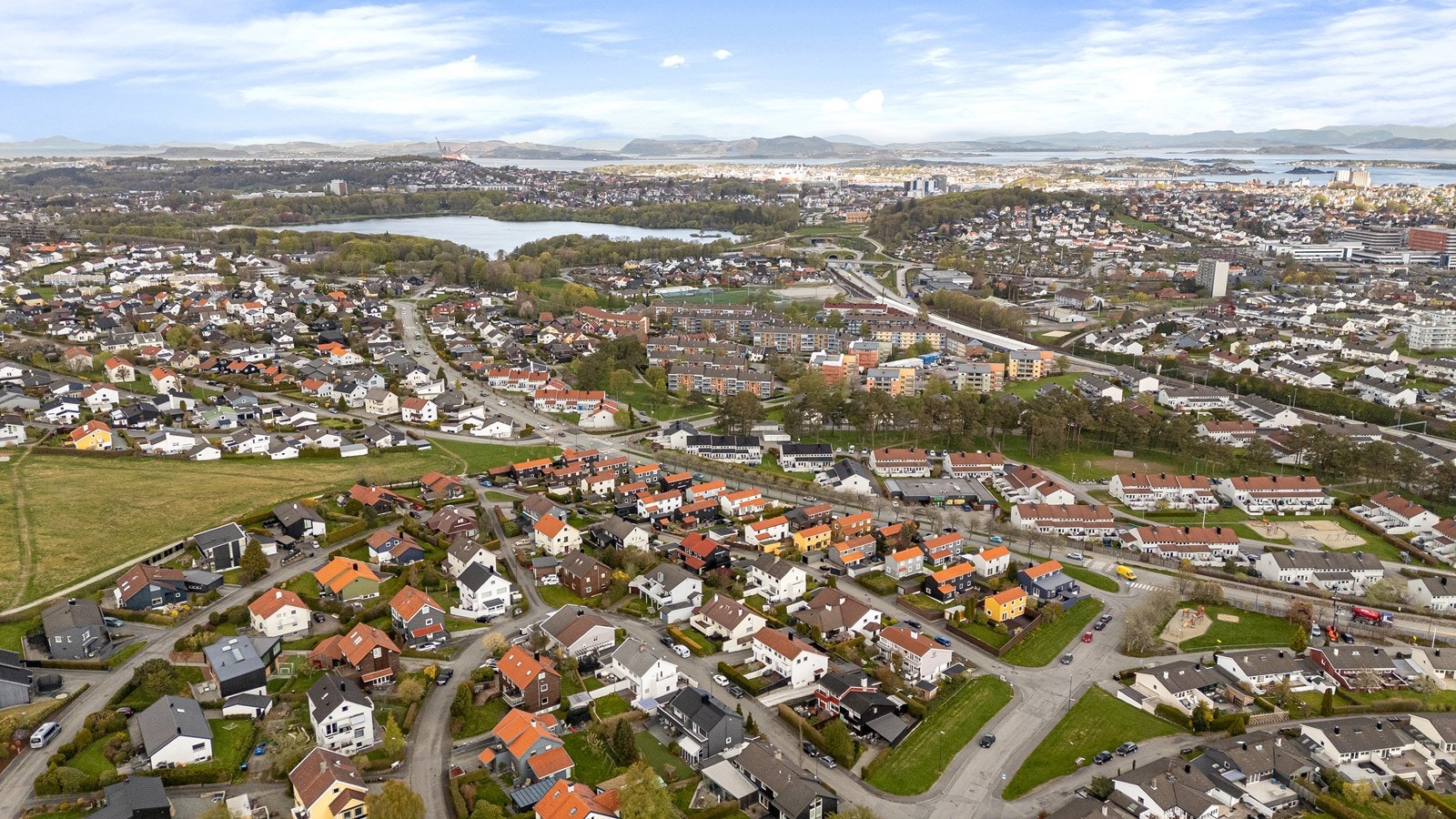 Boligen ligger like ved Mosvannet. Fra boligen og rundt vannet er det 5 km, perfekt for en løpetur eller rekreasjon. Galleribilde