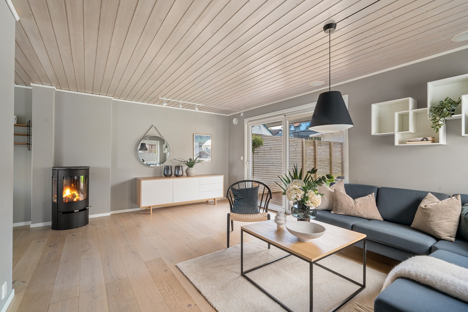 Lys og fin stue med parkett på gulv og vegger malt i moderne fargevalg Galleribilde