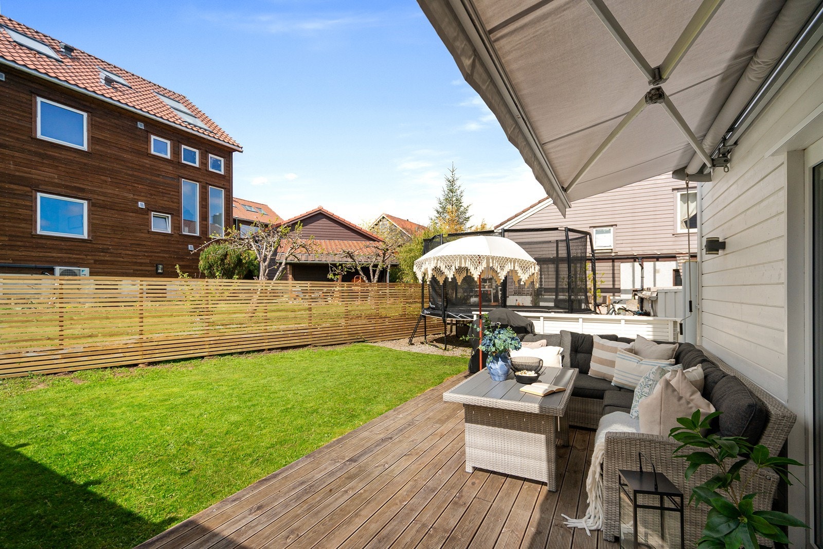Romslig terrasse med markise som kan tas ut på varme sommerdager Galleribilde