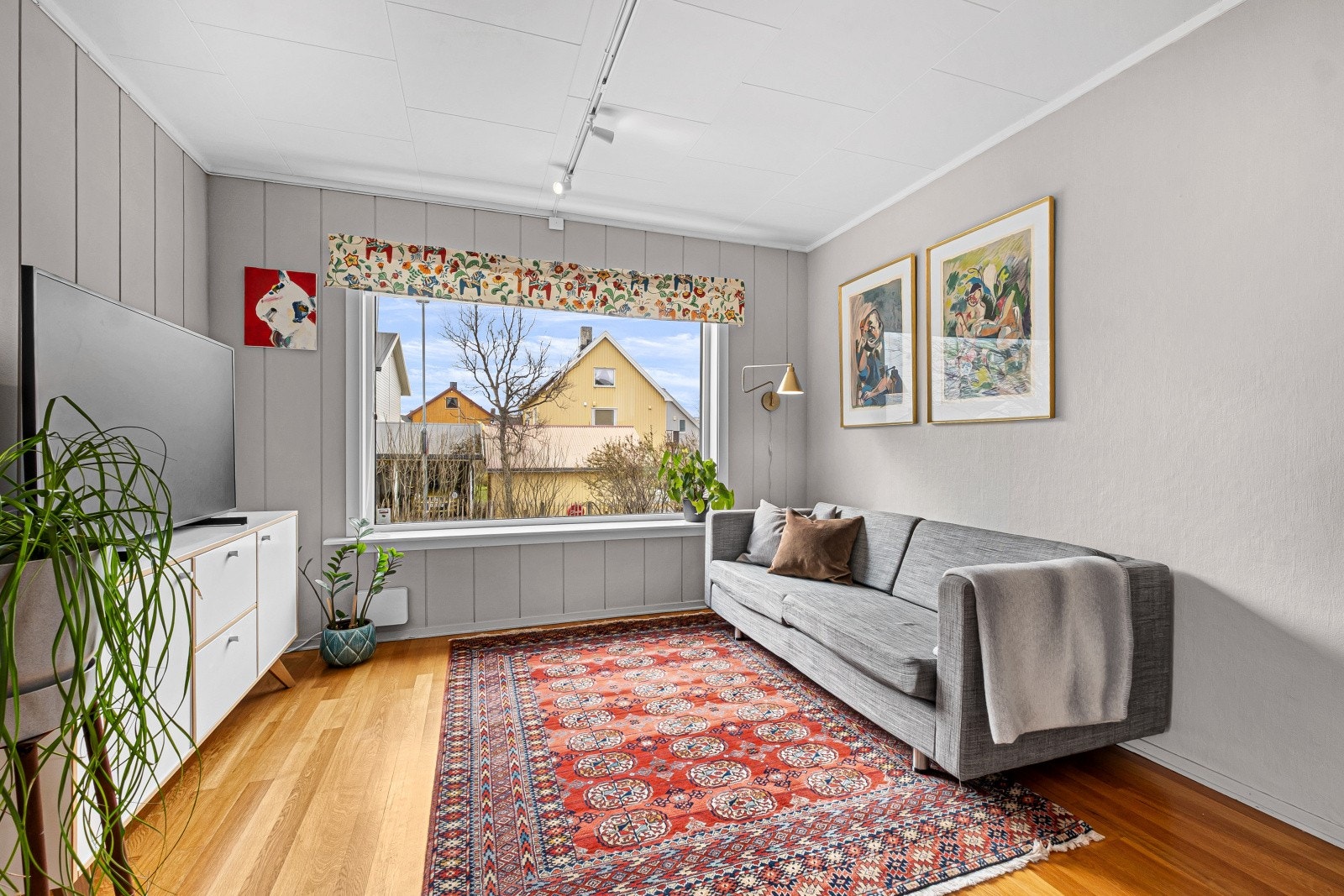 Stuen har store vindusflater som slipper inn mye naturlig lys og skaper en luftig atmosfære. Galleribilde