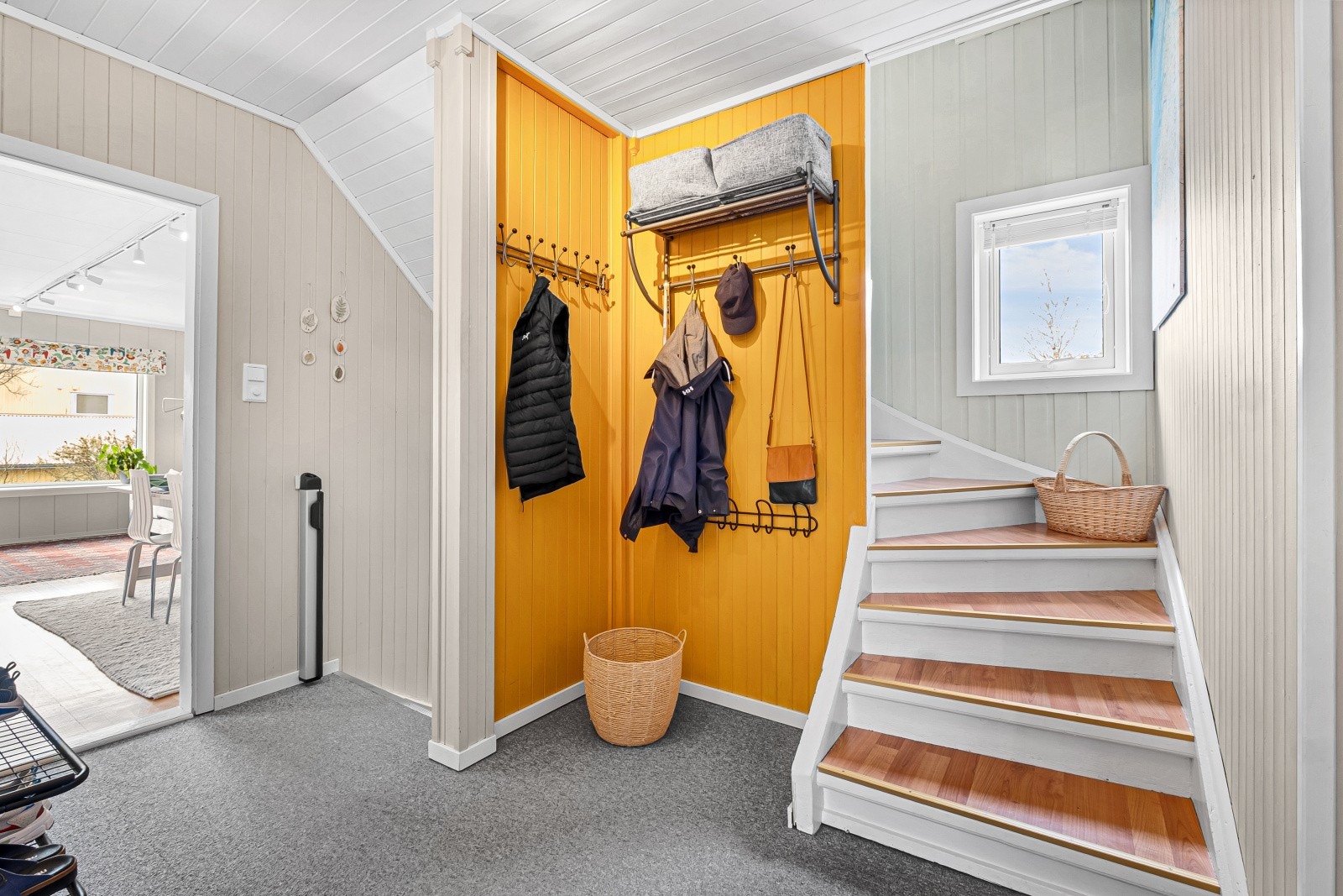 Gangen har plass til oppbevaring av yttertøy og sko. Galleribilde