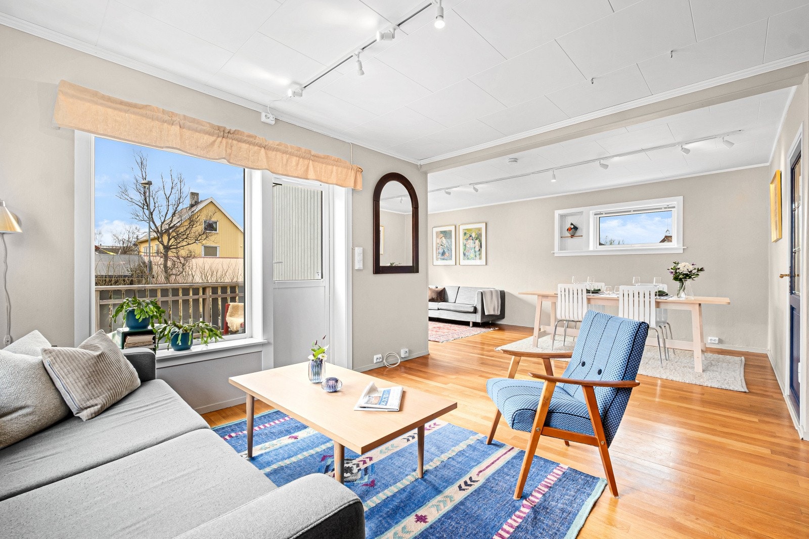 Stuen er et romslig og lyst oppholdsrom med plass til både sofagruppe og en egen spisestue. Galleribilde