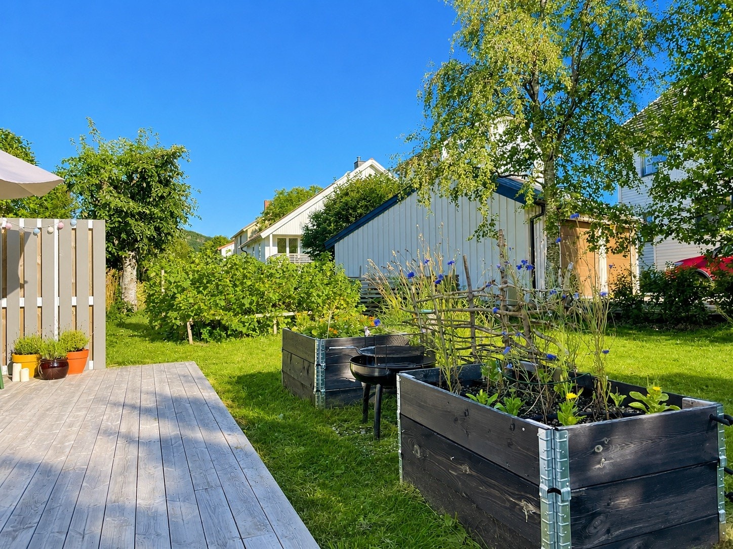 Godt med plass til både plantekaser og grilling en god sommersdag. Galleribilde
