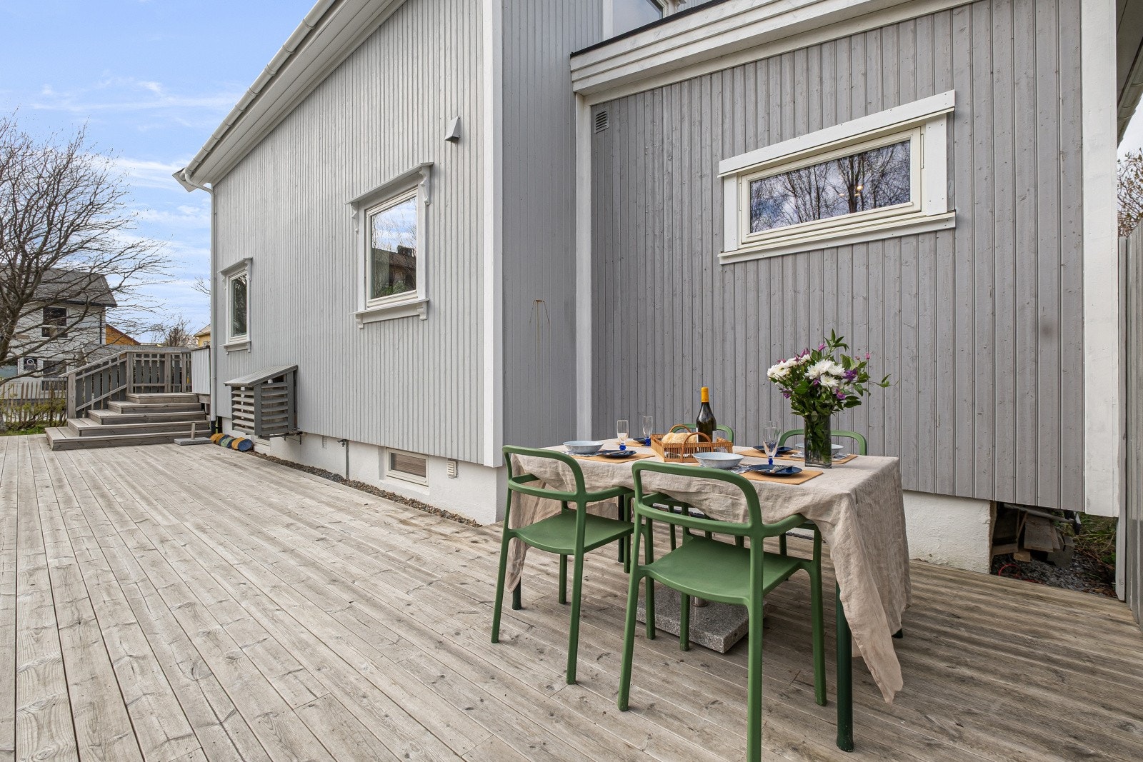 En skjermet og fin uteplass med god forbindelse til hagen. Galleribilde