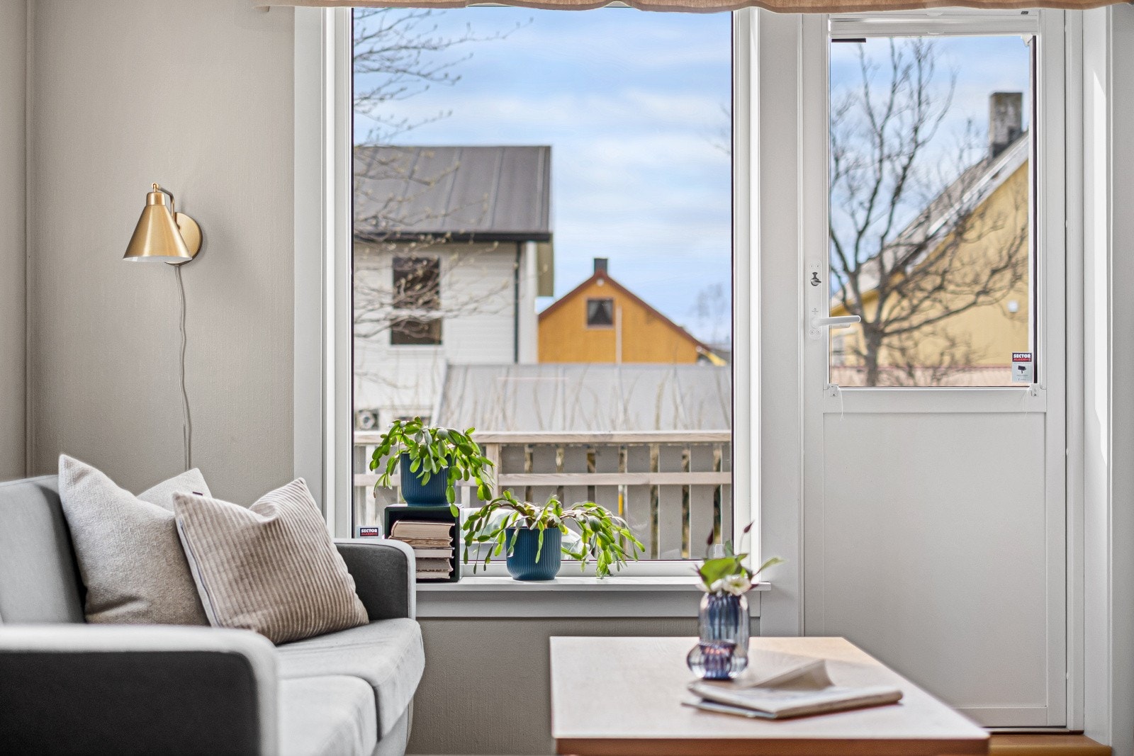 Fra stuen er det direkte utgang til en av boligens uteplasser. Galleribilde
