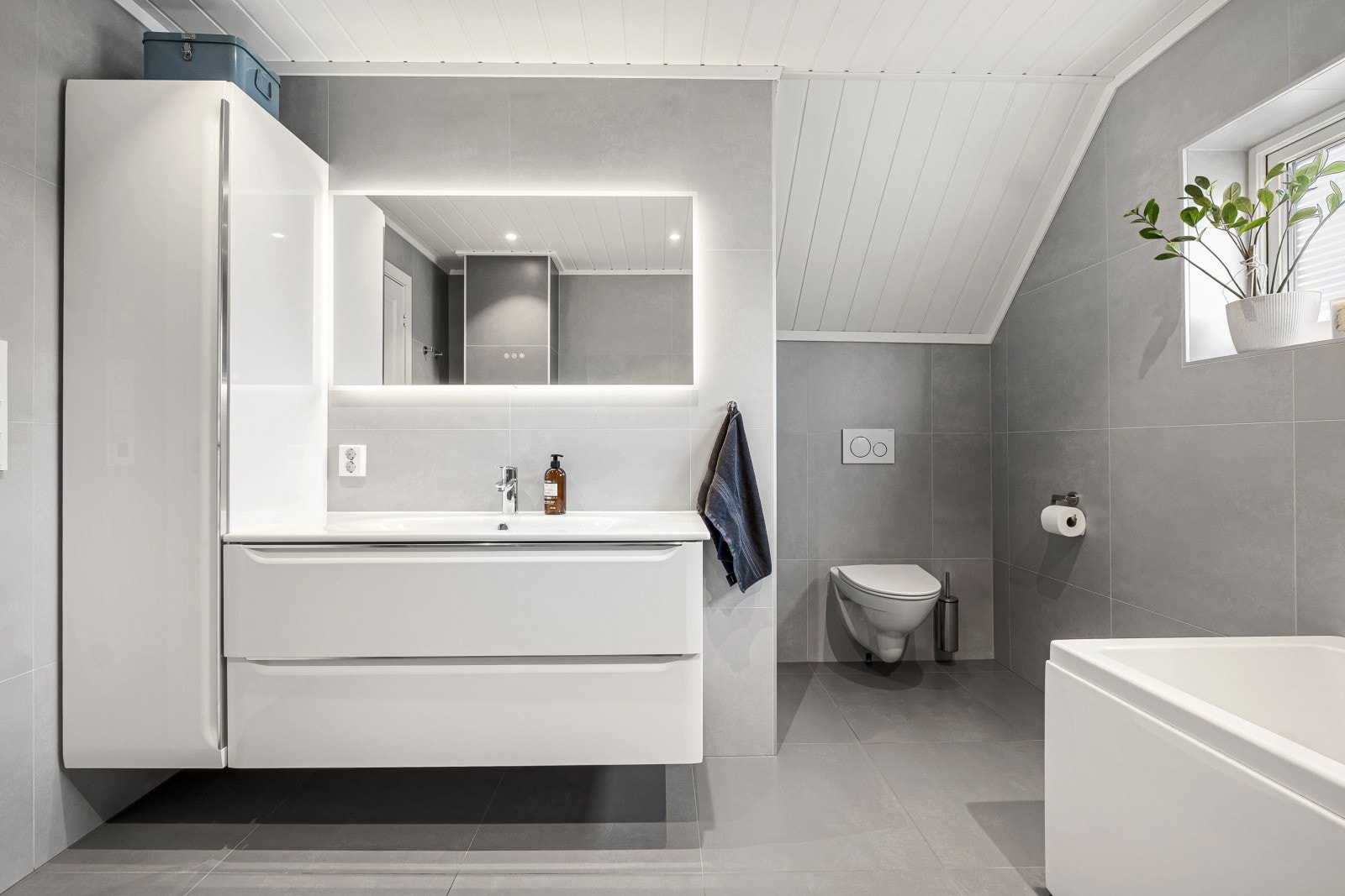 Badet er nylig oppusset og fremstår som moderne, stilrent og gjennomført med tidsriktige material- og fargevalg. Galleribilde