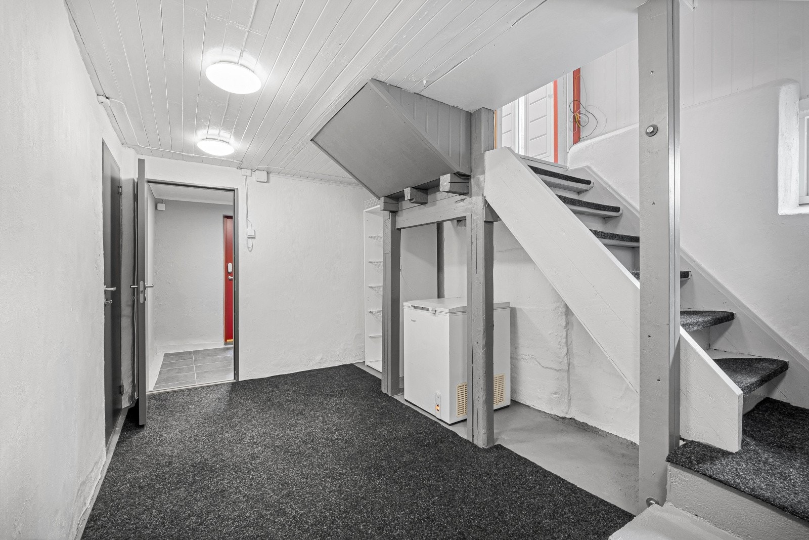 Trapperom i kjelleren med adkomst til bodene og trapp opp til første etasje. Galleribilde