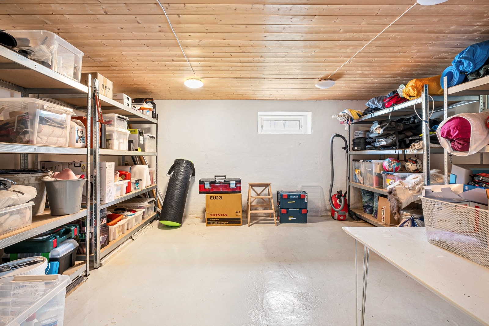 Kjelleren byr på svært gode lagringsmuligheter fordelt på tre boder. Galleribilde