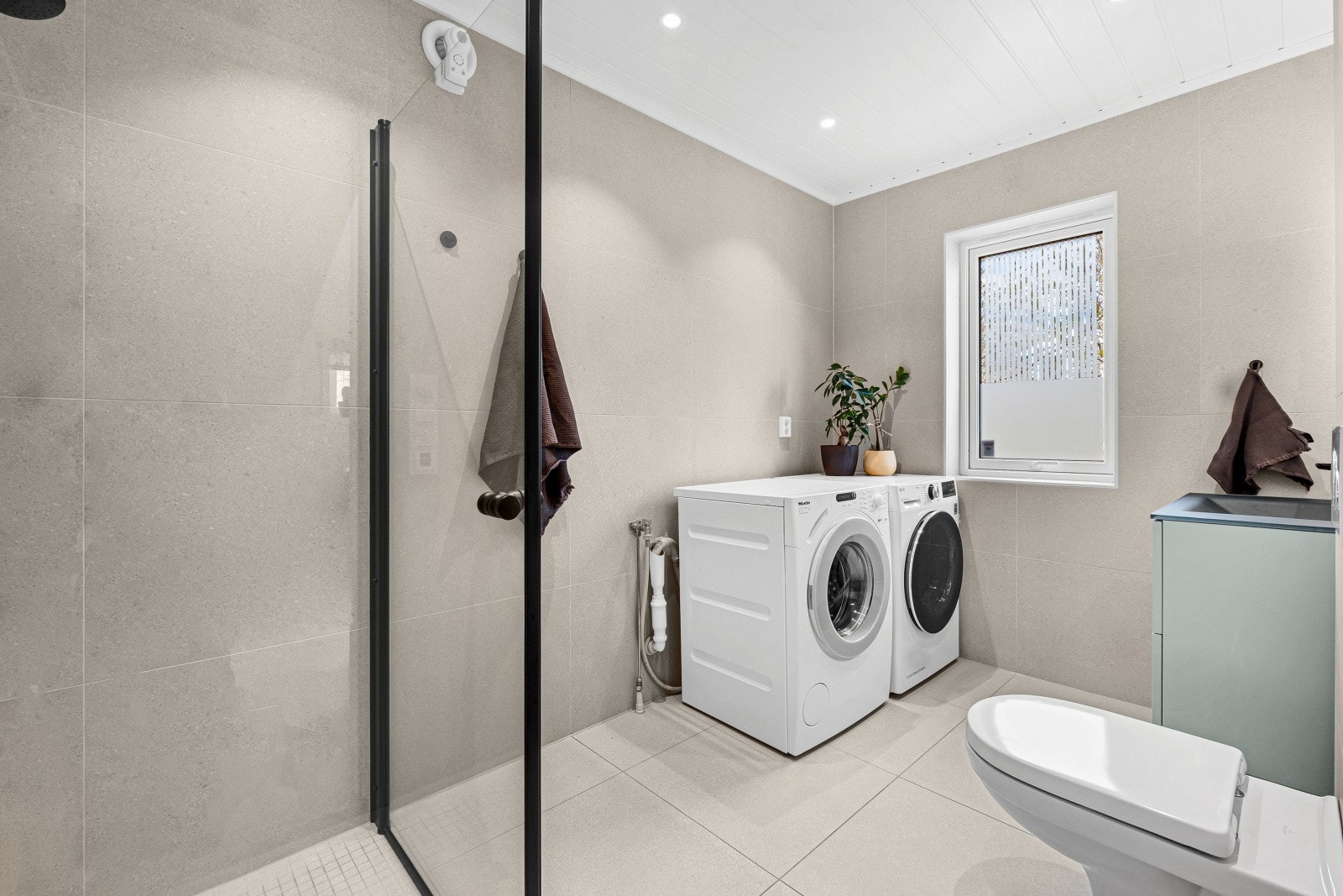 Badet i første etasje er nylig oppusset og fremstår som moderne og stilent gjennomført med tidsriktige material- og fargevalg. Galleribilde