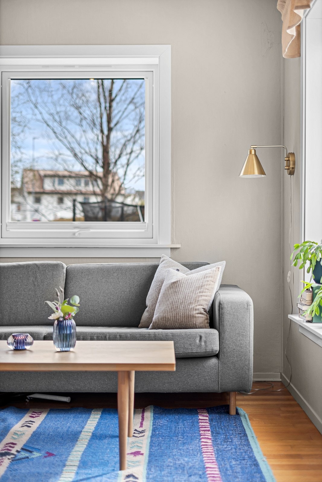 De store vindusflatene bidrar til et lyst og trivelig oppholdsrom. Galleribilde