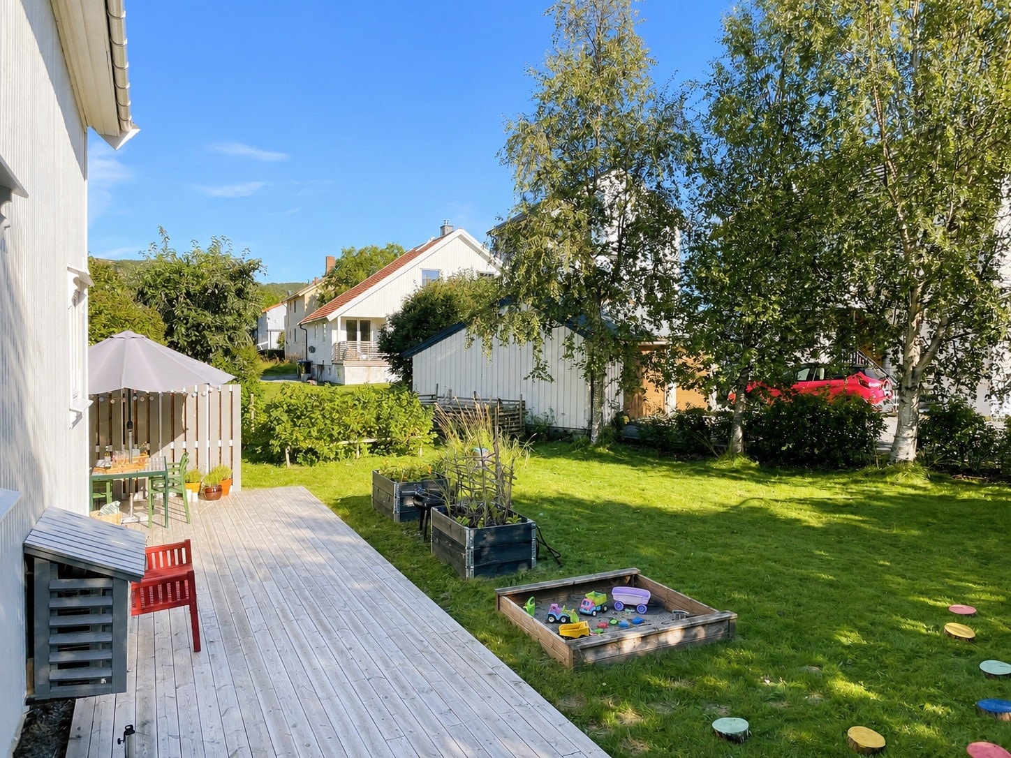 På terrassen er det en koselig krok for møblering til bespisning og parasoll. Galleribilde
