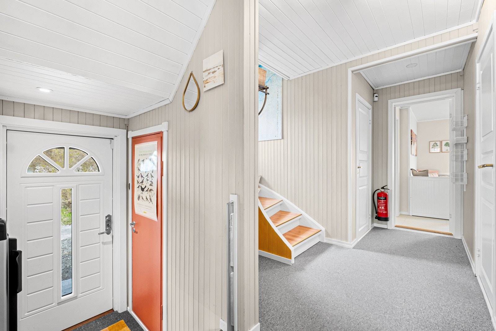 Lys entré med adkomst til gang og trapp opp til andre etasje. Galleribilde