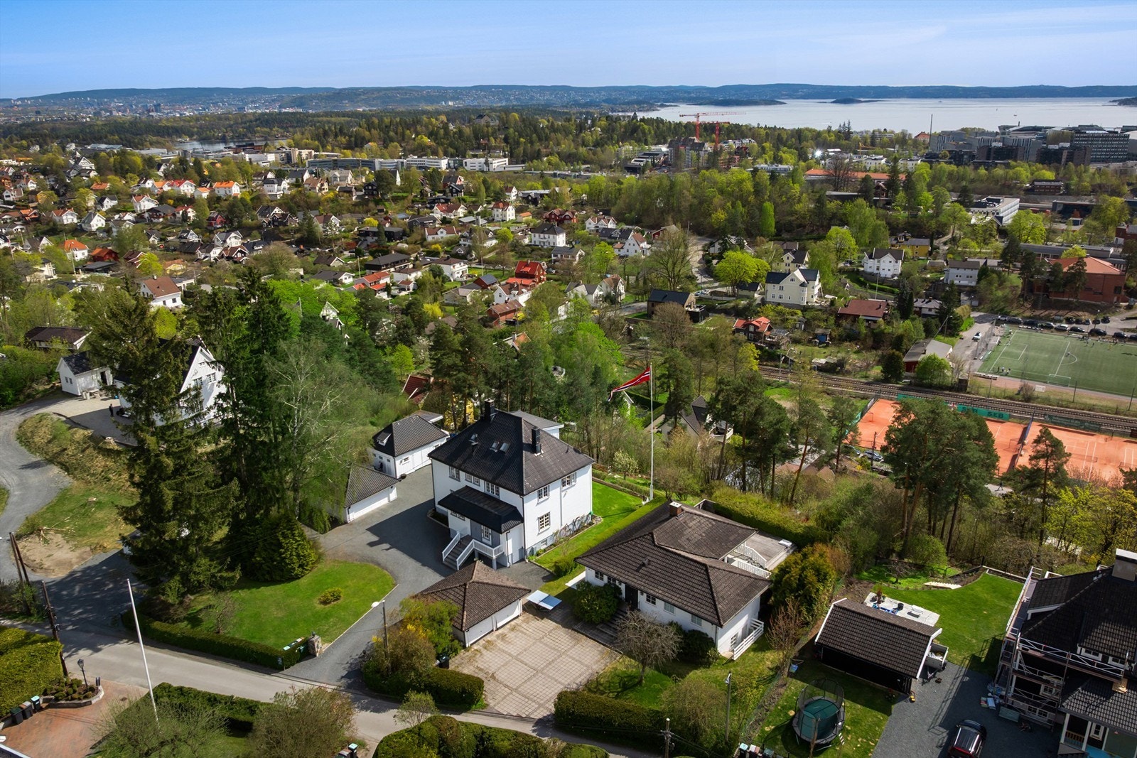 Boligen ligger rolig, barnevennlig og solrikt til med flott utsyn over nærområdet Galleribilde
