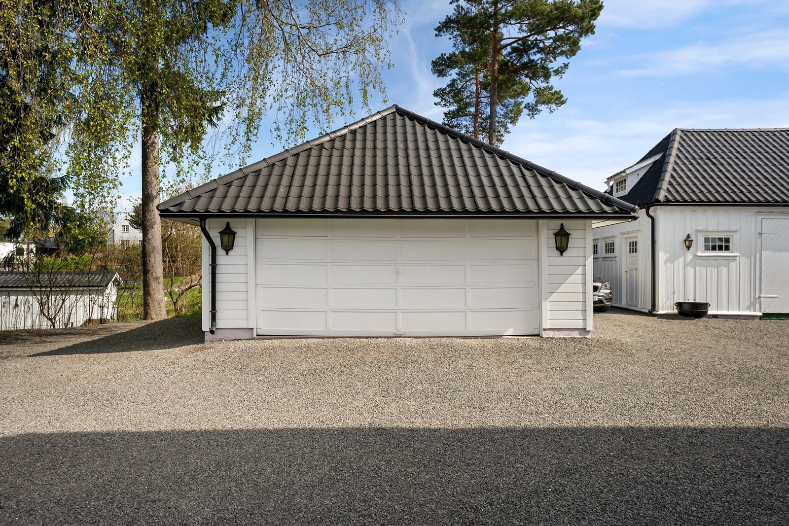 Parkering i dobbelgarasje og på gårdsplassen Galleribilde