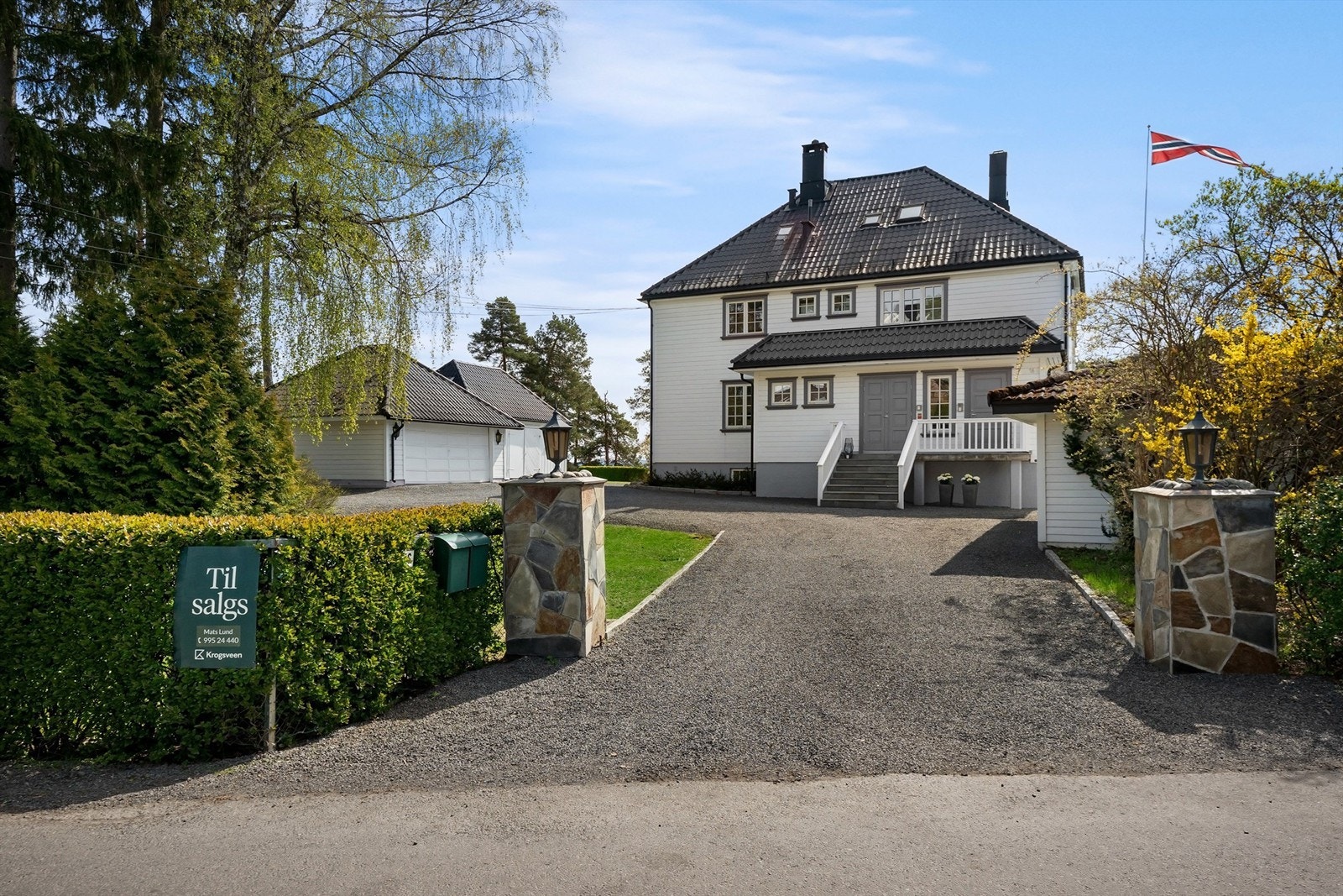 Innbydende og pent opparbeidet gårdsplass Galleribilde