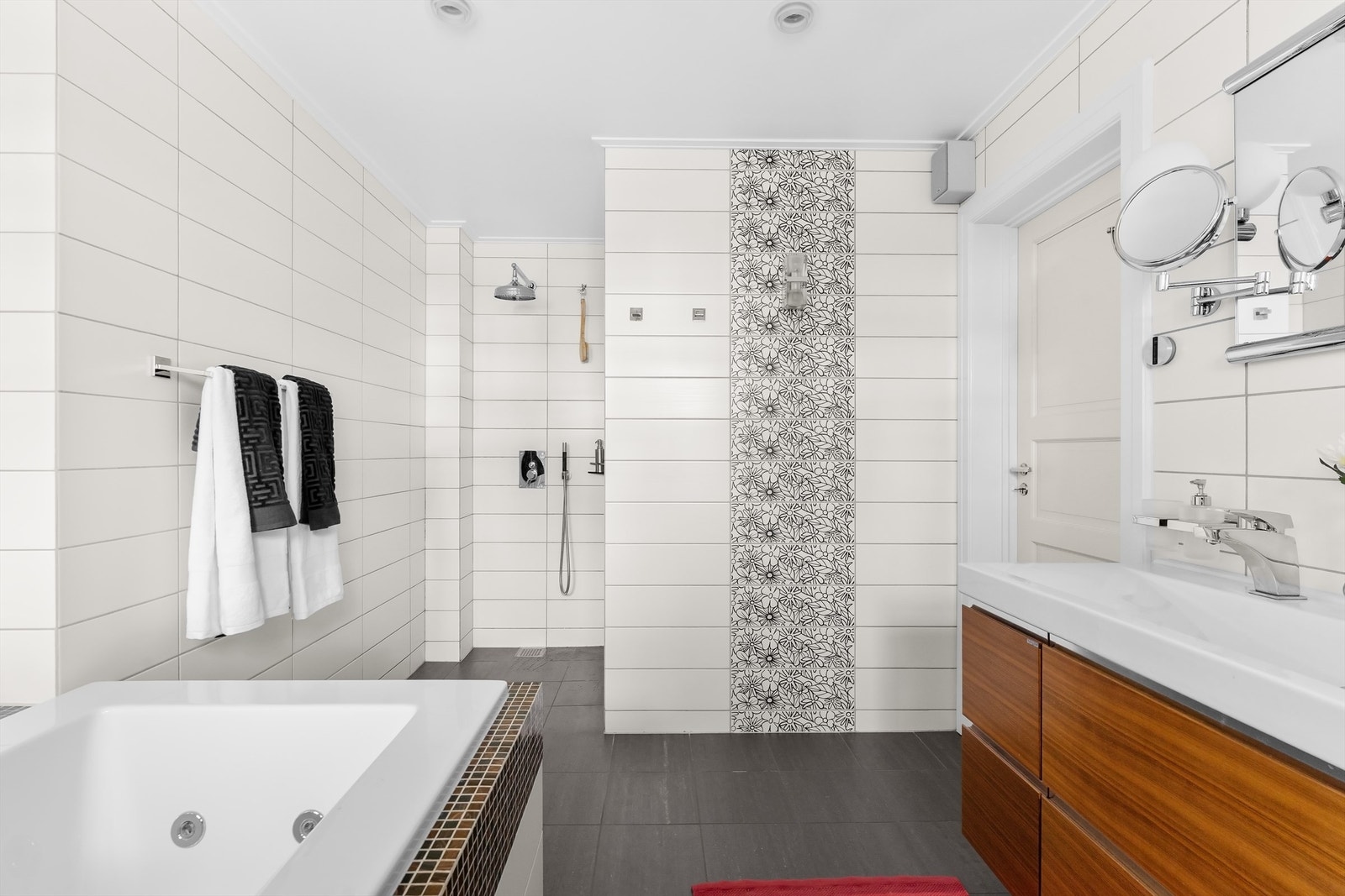 Badet har både badekar og dusj Galleribilde