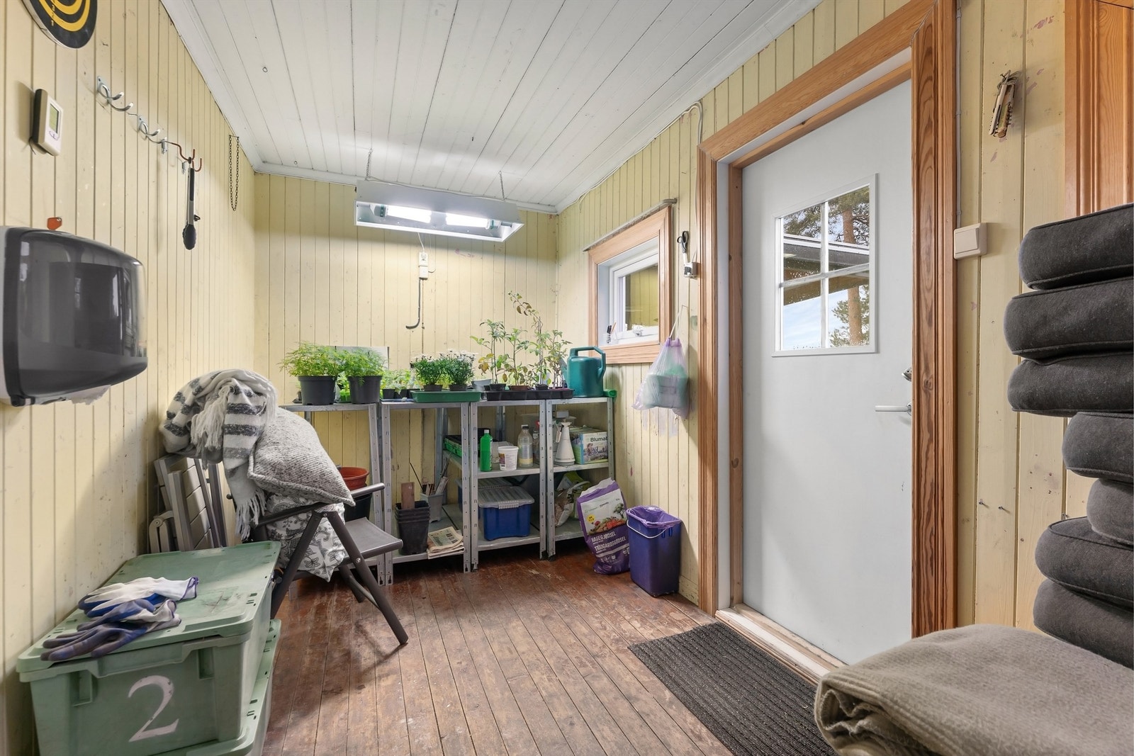 Ved garasjen og plattingen finner du en praktisk stall Galleribilde