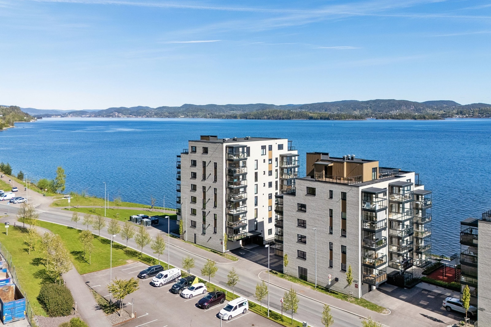 Her ses parkeringsplassen til Holmestrand stasjon - her er det mulig å parkere uten kostnader i helger og på helligdager Galleribilde