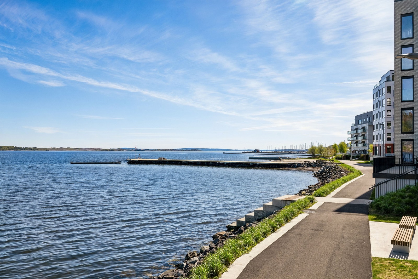 Det er kort vei til badebrygge, strand, lekeplass ved Dulpen, badstuen "Alma", båthavna og butikker og spisesteder. Man følger gangveien bortover til brygga Galleribilde