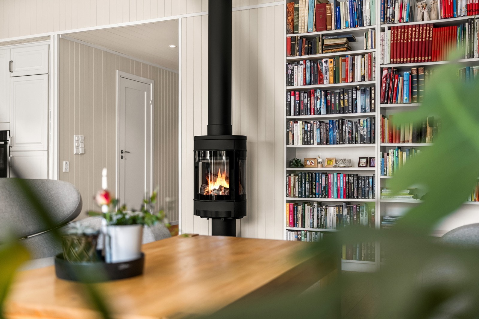 Stuen har et åpent og sosialt konsept med tilknytning til spisestuen. Galleribilde