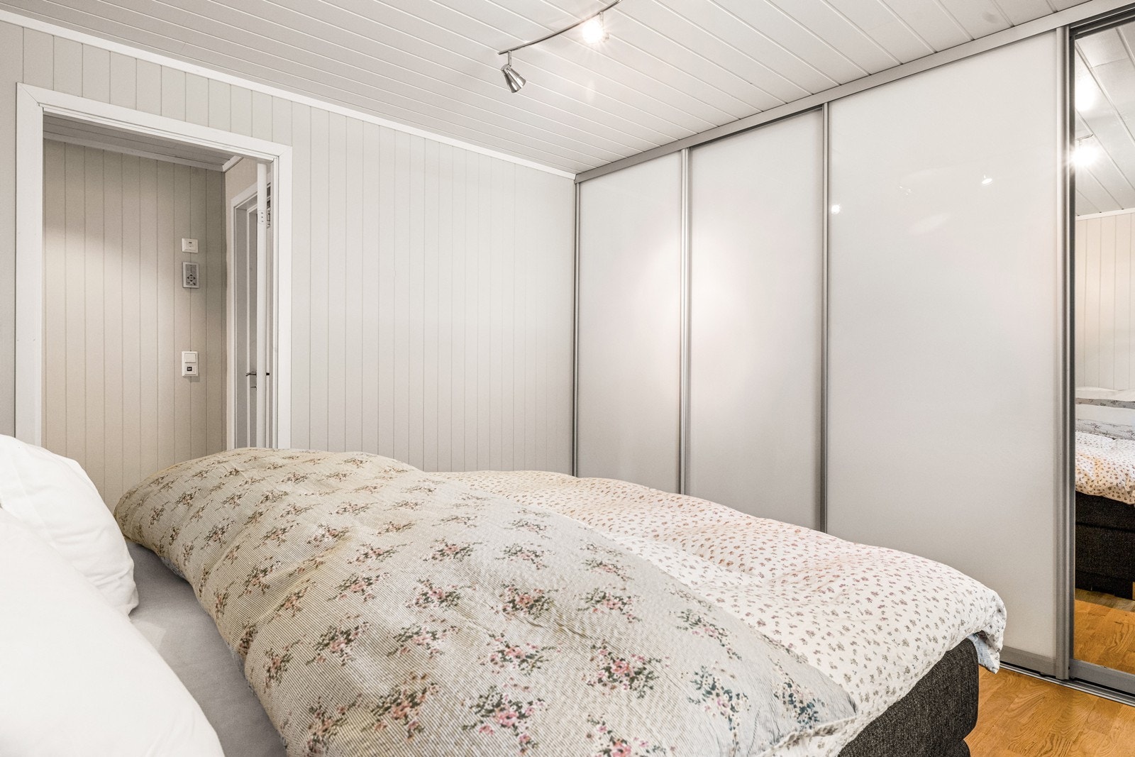 Skyvedørsgarderobe gir romslig oppbevaringsplass og effektiv utnyttelse av arealet. Galleribilde