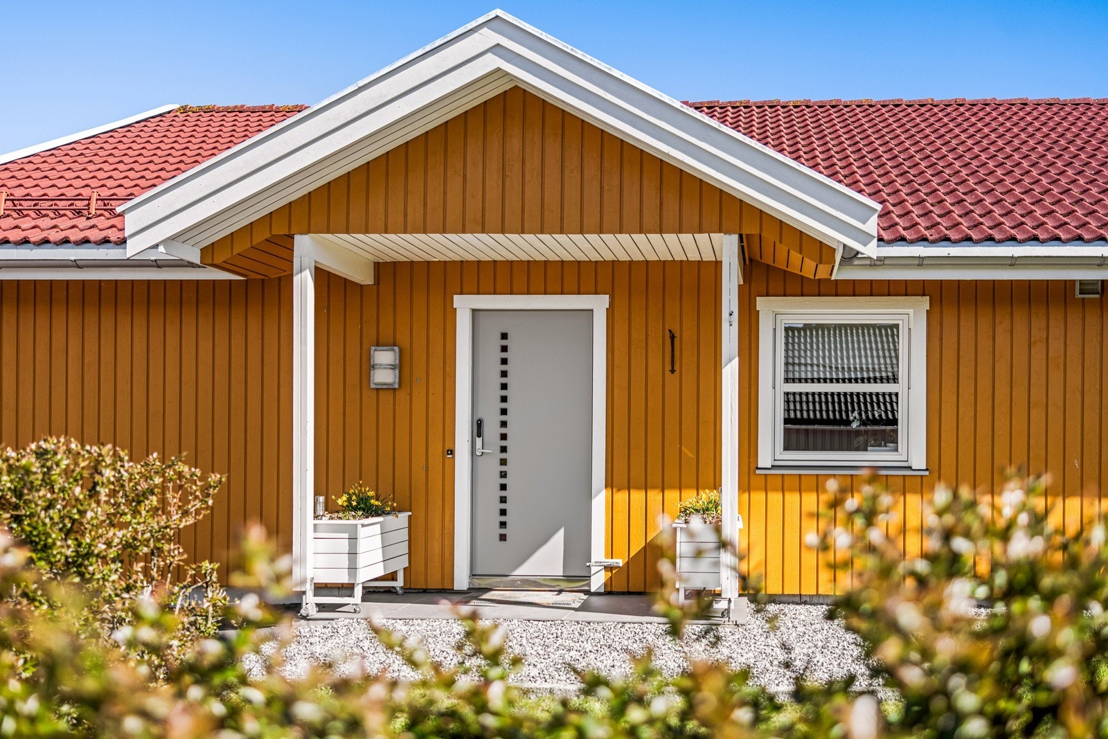 Hovedinngangen har en overbygd entré med malt ytterdør. Galleribilde