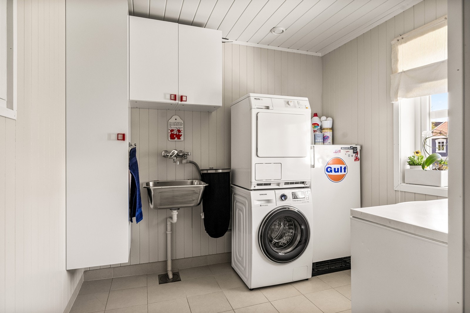 Vaskerommet har vegger og tak med MDF-panel samt flislagt gulv med elektriske varmekabler. Galleribilde