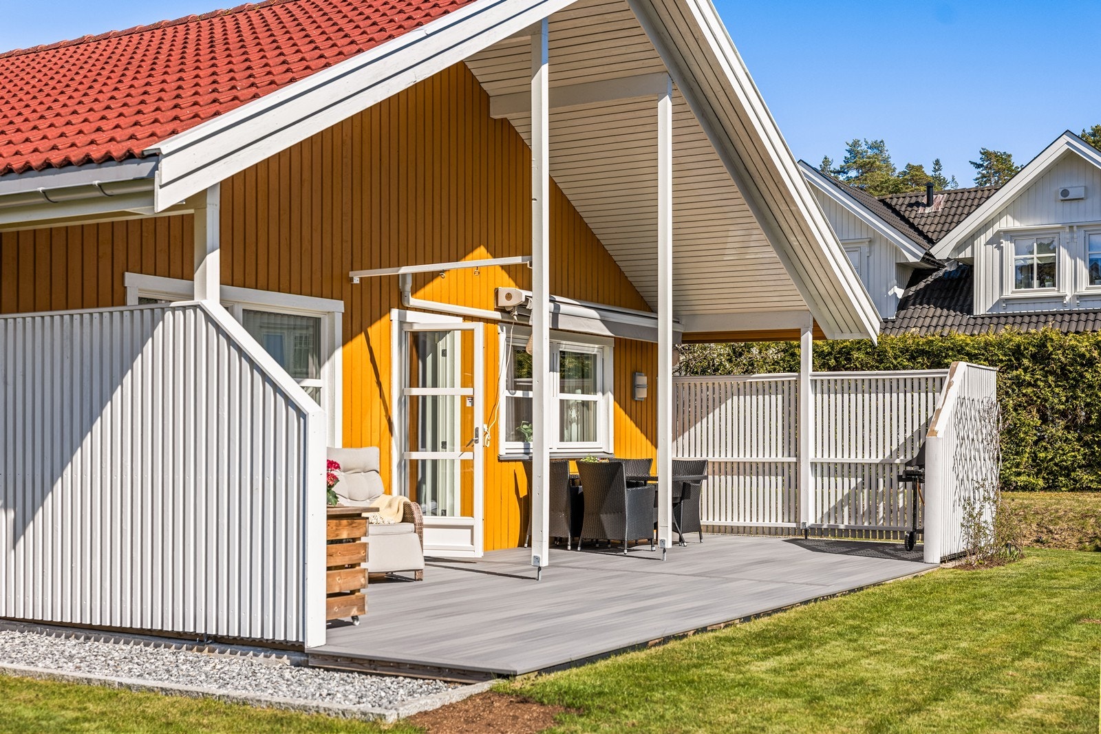 Terrassen er dels overbygd og har adkomst fra stuen, med god plass til utemøbler. Galleribilde