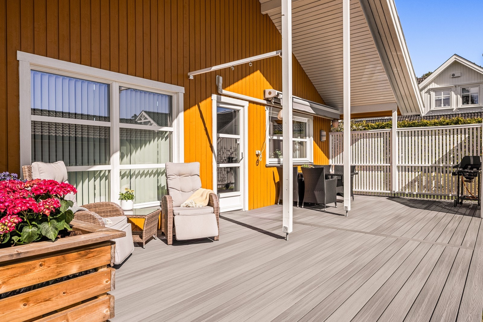 Dels overbygd terrasse med komposittgulv og direkte tilknytning til oppholdsrommene. Galleribilde