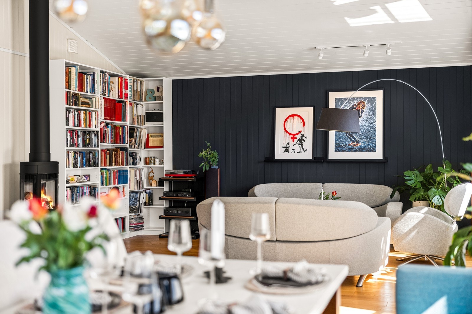 Bokhyller langs veggen i stuen gir god oppbevaringsplass og utnytter rommet effektivt. Galleribilde
