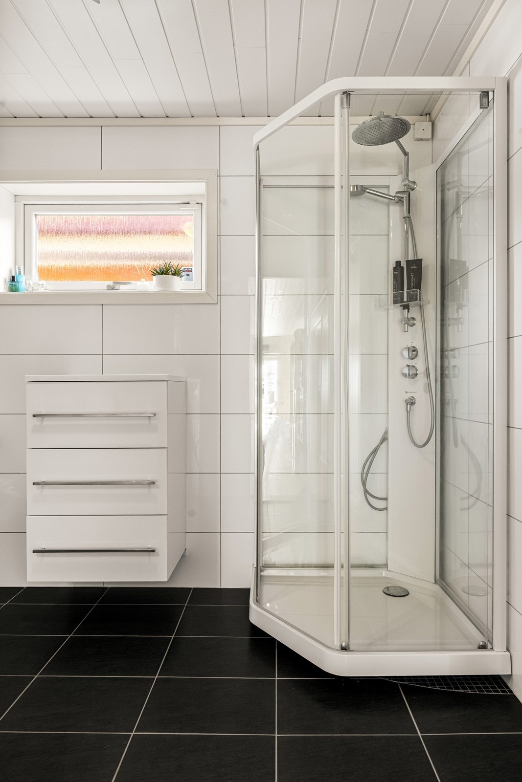 Dusjkabinett og balansert ventilasjon sørger for et funksjonelt og godt innemiljø på badet. Galleribilde