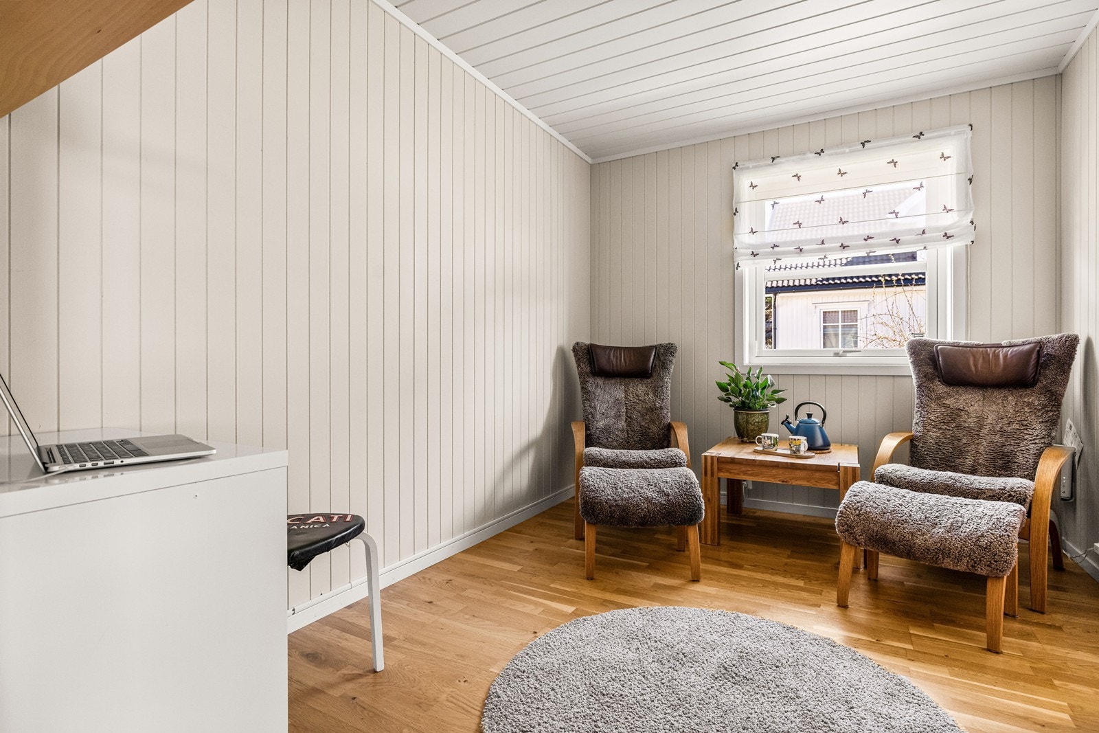 Rommet har mdf-plater på veggene og parkett på gulvet. Galleribilde