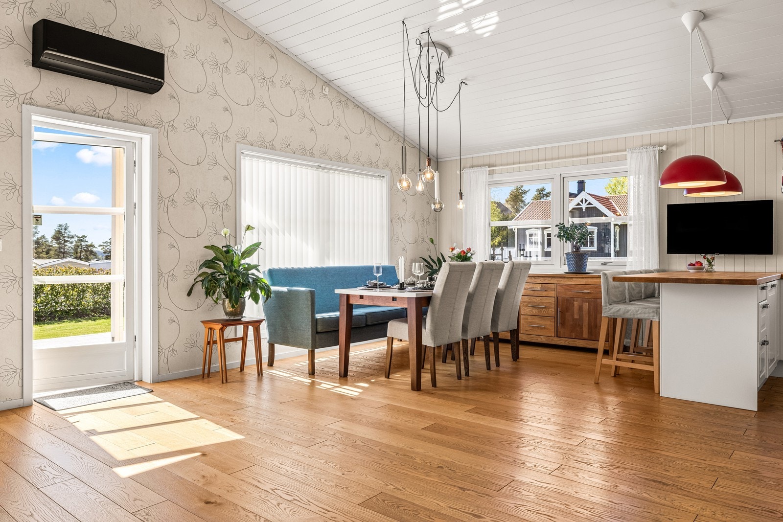 Utgang til delvis overbygd terrasse gir enkel tilgang til uteområdet fra stuen. Galleribilde