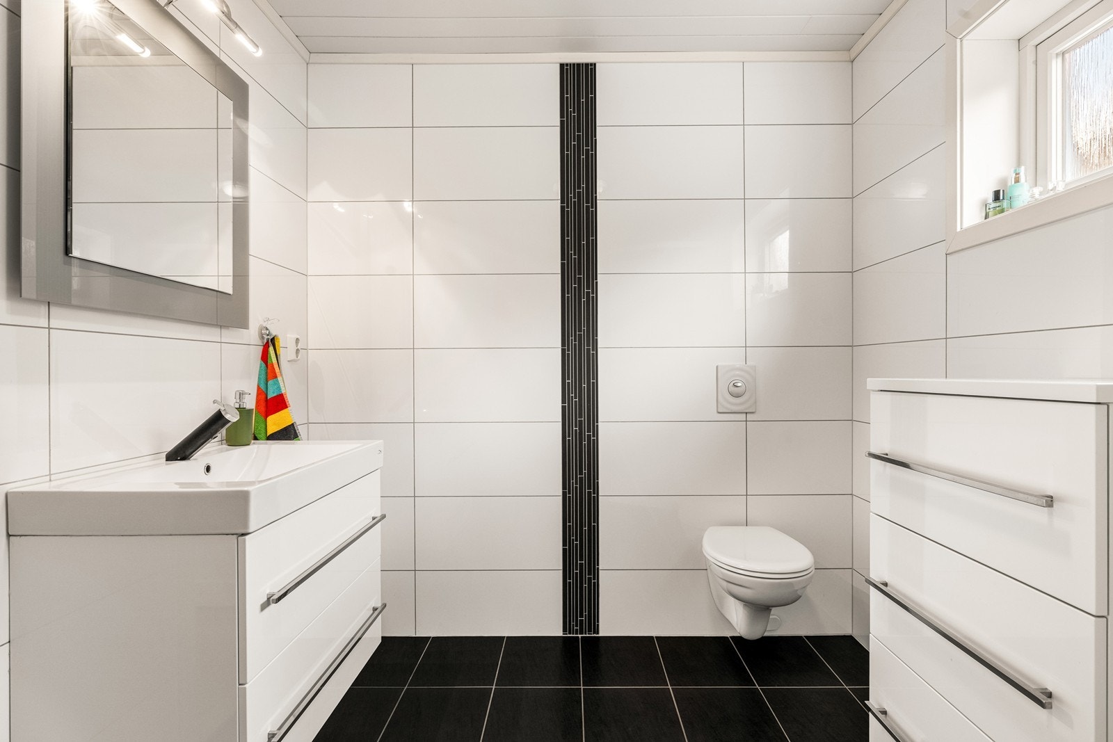 Badet har flislagte gulv og vegger samt elektriske varmekabler for økt komfort. Galleribilde