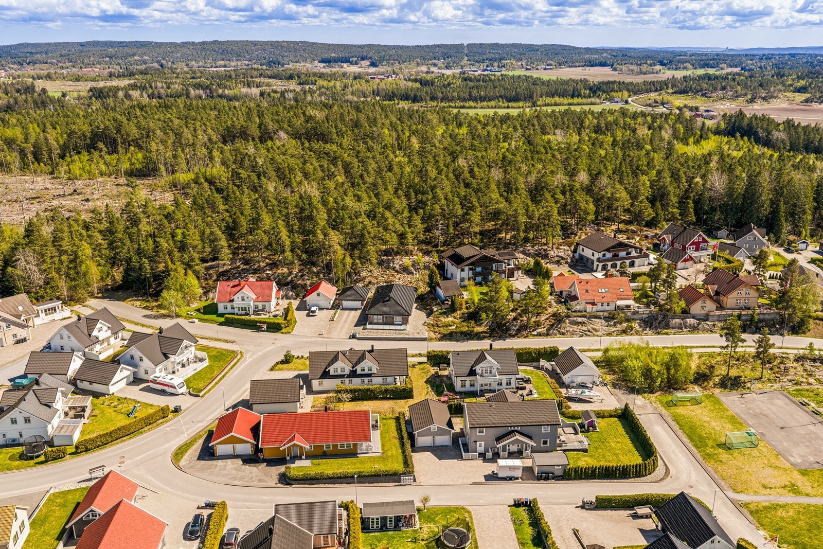 Beliggenheten gir enkel tilgang til offentlig vei og nærliggende fasiliteter. Galleribilde