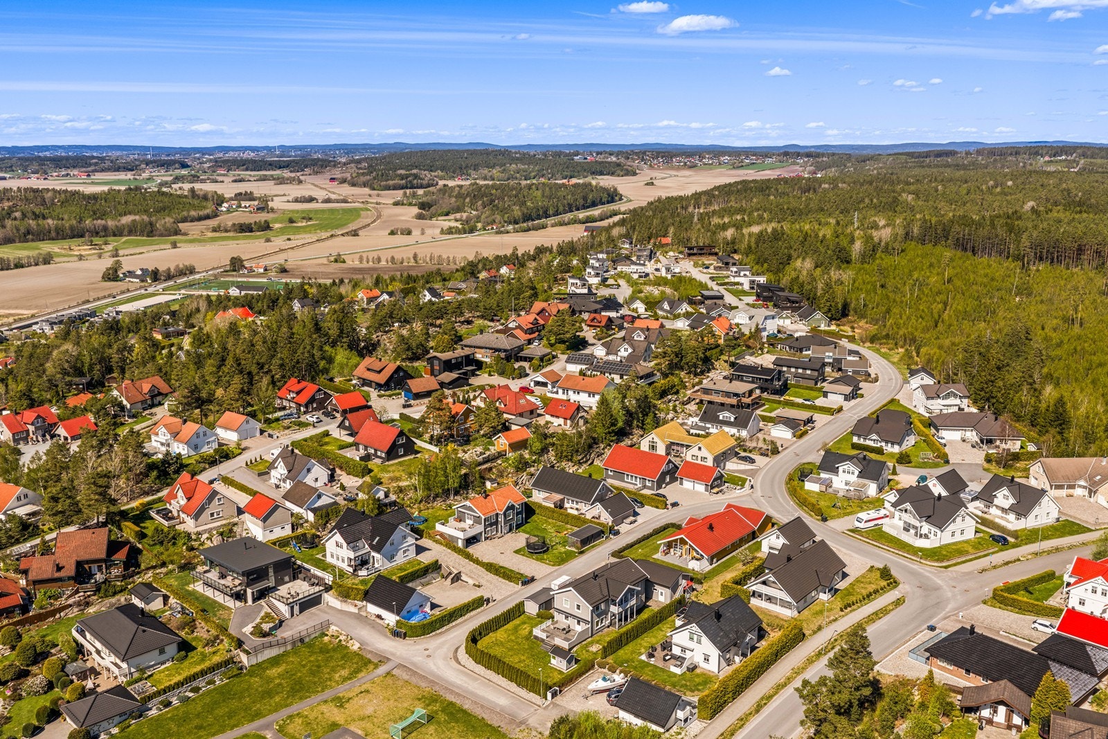 Området tilbyr en harmonisk kombinasjon av bolig og naturskjønne omgivelser. Galleribilde