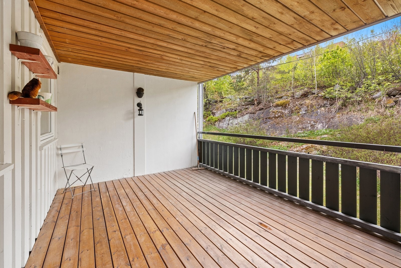Romslig overbygd balkong ut for spisestue. Galleribilde