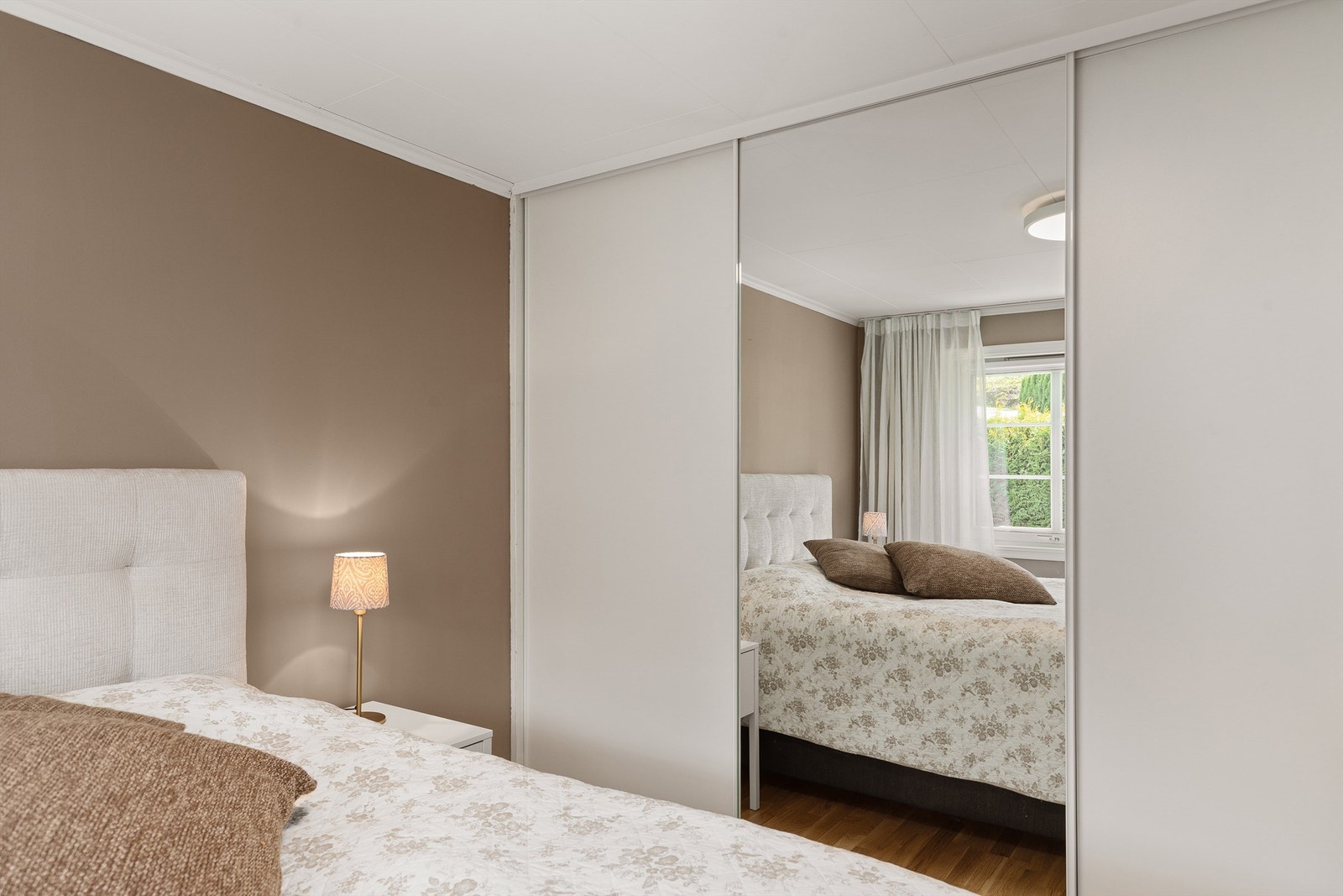 Det er skyvegarderobe i soverom 1 Galleribilde