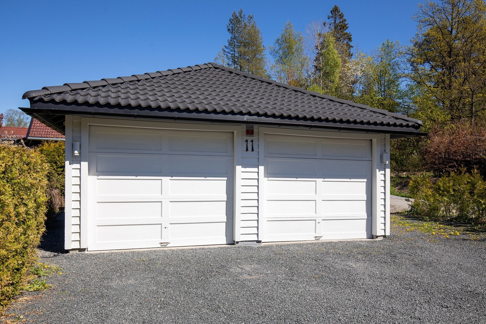 Dobbel garasje med gode parkeringsforhold Galleribilde