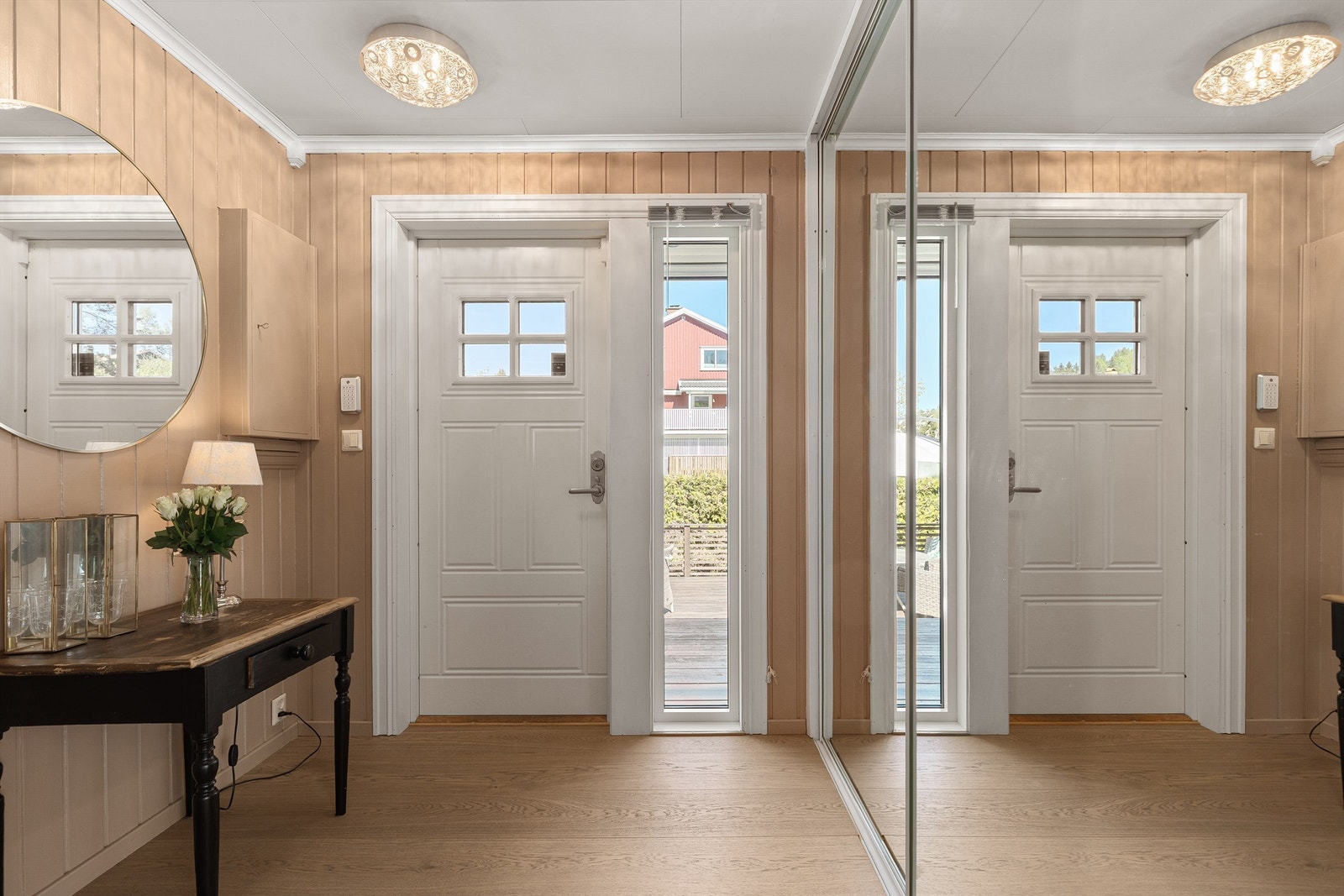 Praktisk entre med speilgarderobe Galleribilde