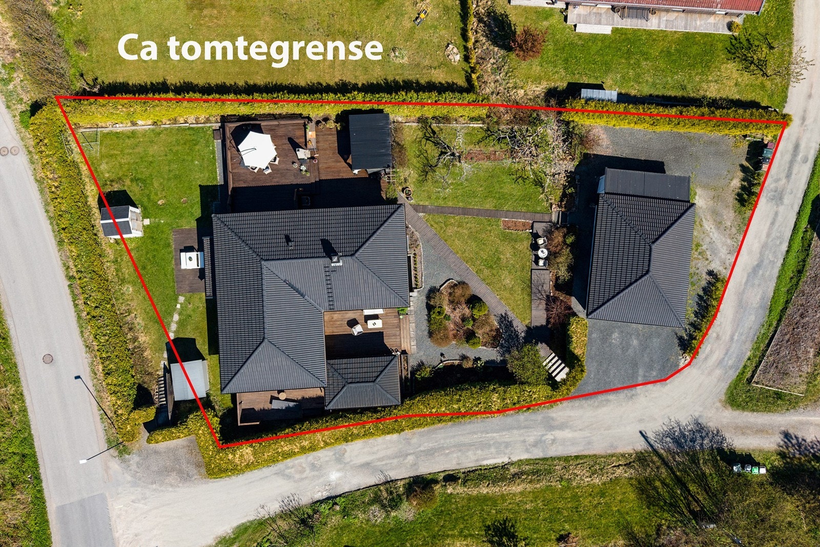 Se punkt tomt angående deler av tomten til venstre i bildet som er opparbeidet utenfor tomtegrense - Har vært leid av kommunen tidligere men ikke aktivt leieforhold nå Galleribilde